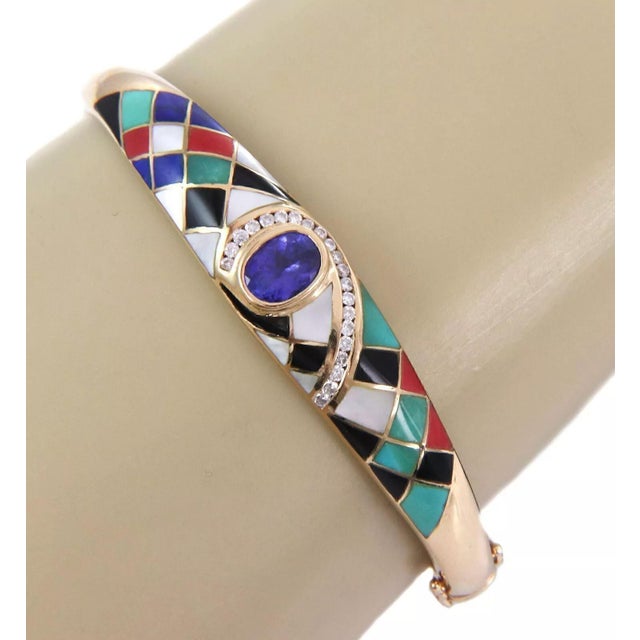 This beautiful tapered bangle bracelet is crafted from 14k yellow gold with a polished finish. It is hinged halfway with...