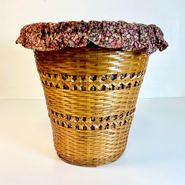 1980s Vintage Farmhouse Boho Chic Chicken Wicker Wastebasket With Calico Fabric Liner. For Sale - Image 9 of 11