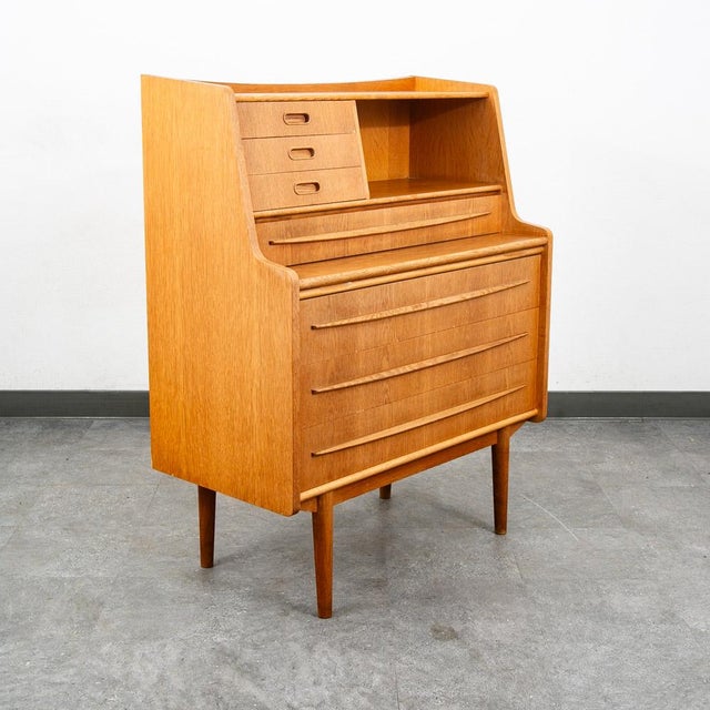 Vintage Danish modern bureau from the 1960s-1970s - a classic Danish design. A exceptional form finished with oak veneer...