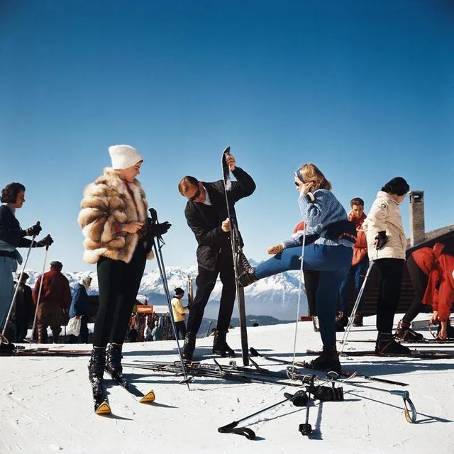 Verbier Skiers 1964 Fashionable Skiers at Verbier, 1964. (Photo by Slim Aarons) Slim Aarons was one of the twentieth...