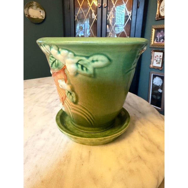 The Roseville Snowberry Green 1947 Vintage Art Pottery Flower Pot Planter is a beautifully crafted piece of mid-century...