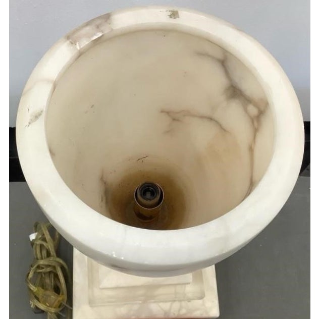 Grand Tour Mid 20th Century Hollywood Studio Alabaster & Lucite Neoclassical Table Lamp For Sale - Image 3 of 3
