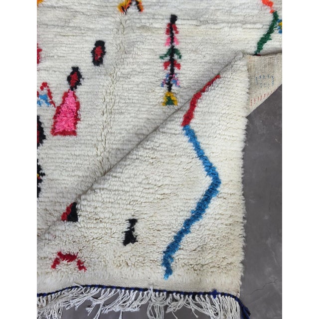 Ivory Moroccan Azilal Wool Rug - 8.4 X 5 Ft For Sale - Image 8 of 8