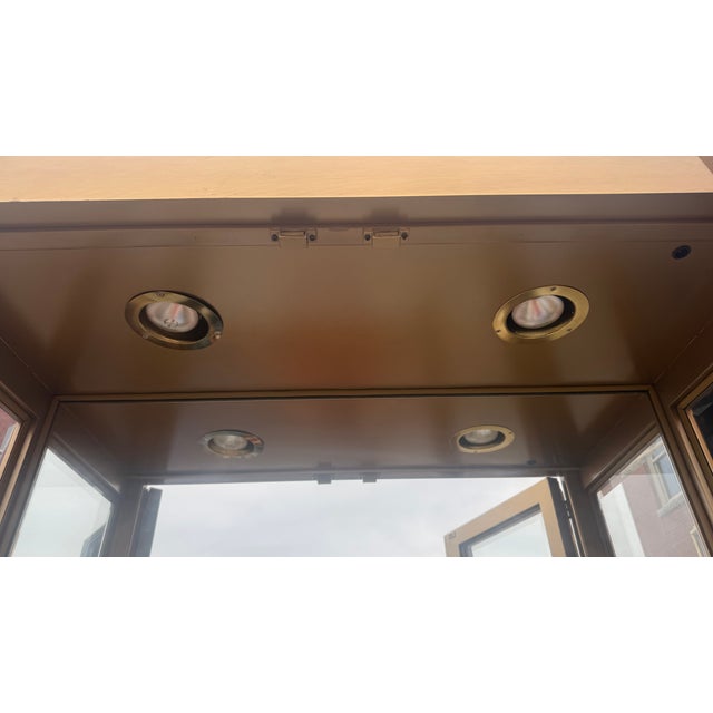 Pair of Vintage Mastercraft Brass & Glass Illuminated Display Cabinets For Sale - Image 11 of 17