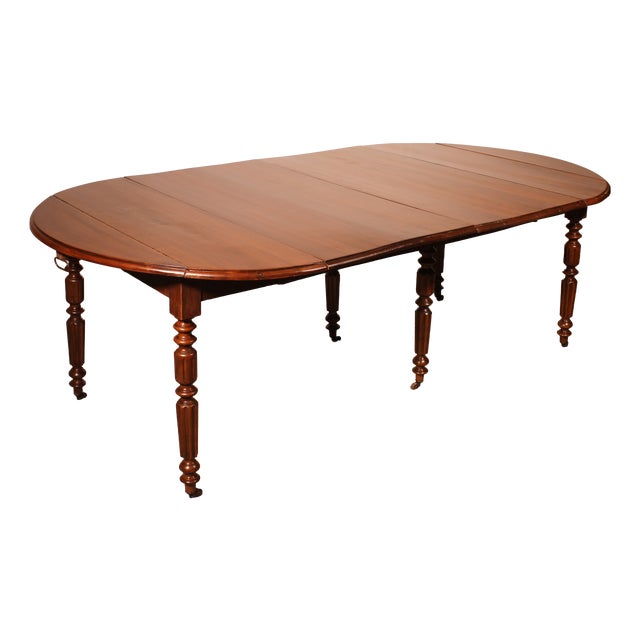 Early 19th Century Extendable Dining Table in Walnut For Sale
