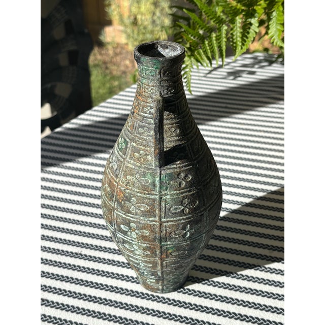 Mid 20th Century Vintage Heavy Metal Amphora Vase With Verdigris Patina - Mid-Century Italian Classical Revival Piece For Sale - Image 5 of 10