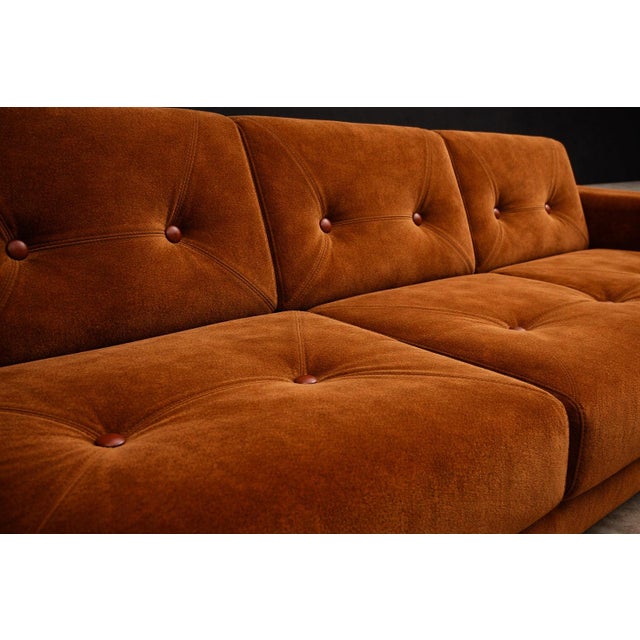 1970s “Pullman” Sofa in Burnt Caramel Mohair With Brazilian Rosewood Buttons by Jorge Zalszupin for L’Atelier, Brazil, 1970s For Sale - Image 5 of 16