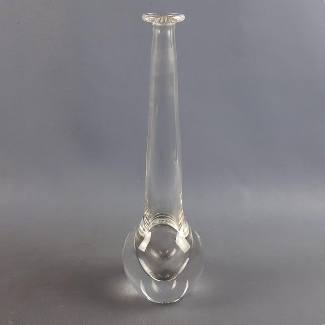 Elegant vase of modern design, in transparent crystal with a beautiful internal drop effect, excellent workmanship with...