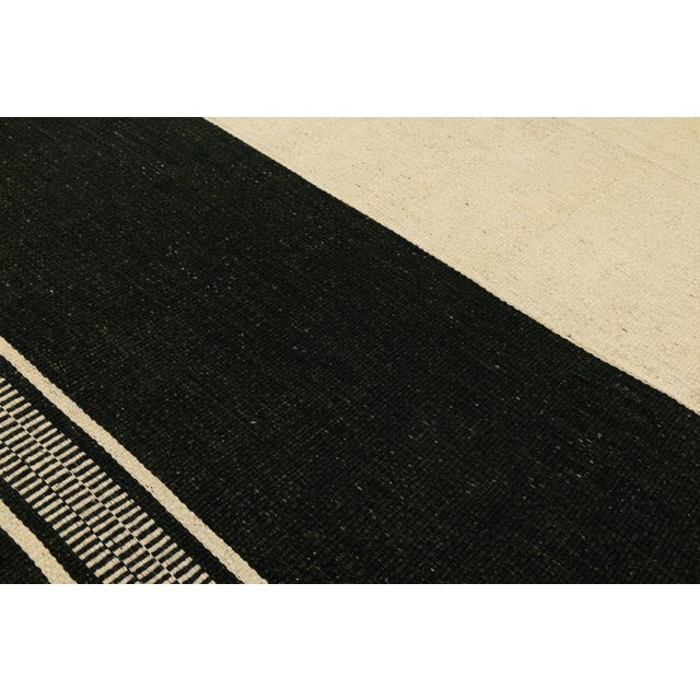 2020s Minimalist Two-Tone Contemporary Kilim Style Wool Rug 9x13 For Sale - Image 5 of 11