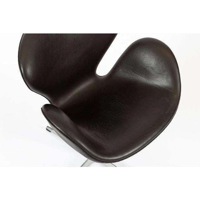 Brown Brown Mid Century Danish Modern Swan Chair by Arne Jacobsen for Fritz Hansen For Sale - Image 8 of 15