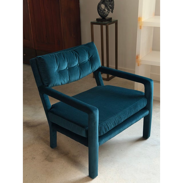 Billy Baldwin Pair Re-Upholstered Emerald Green Velvet Parsons Lounge Chairs Milo Baughman For Sale - Image 4 of 18