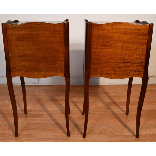 1910 Antique French Louis XV Satinwood Inlaid Pair of Nightstands Bedside Tables For Sale - Image 14 of 16