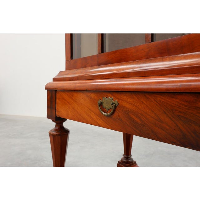 Antique William IV Style Walnut Display Cabinet, United Kingdom, 18th Century For Sale - Image 17 of 18