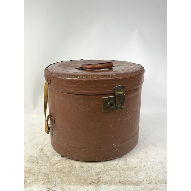 Beautiful antique hatbox in leather and lined cardboard; a classic of late 19th-century aristocracy. An excellent...