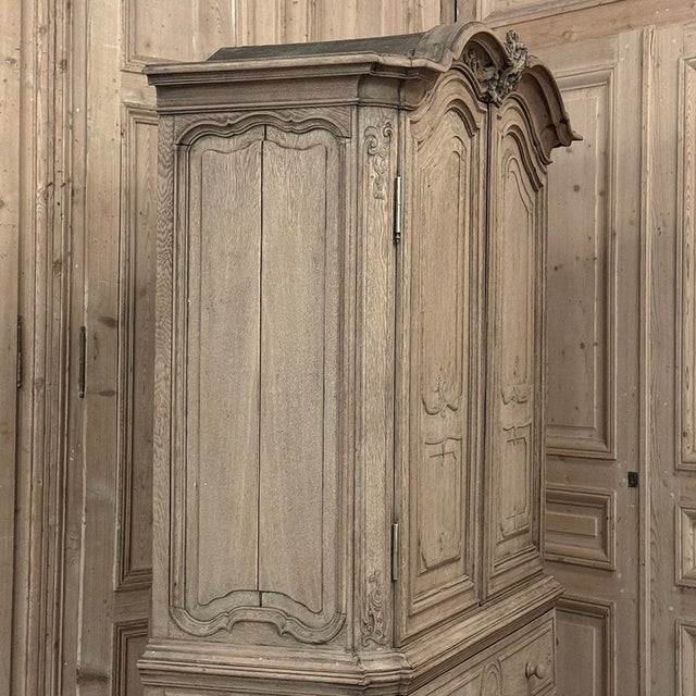18th Century Liégeois Régence Period Stripped Oak Linen Press For Sale - Image 12 of 18