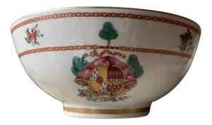 Exquisite 19th Century French Chinnoiserie Footed Porcelain Bowl With Heraldic Crest