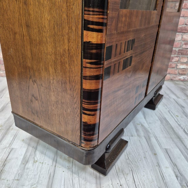 Brown Art Deco Display Cabinet in Caucasian Walnut, Macassar Ebony and Oak, 1930s For Sale - Image 8 of 14