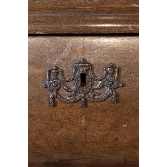 Dutch Rococo Revival 1890s Bombé Vitrine Display Cabinet with Carved Medallion For Sale - Image 9 of 11