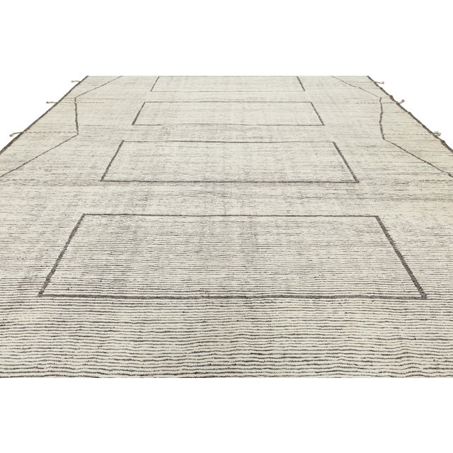 Modern Minimalist Moroccan Style Wool Rug – Handmade Geometric Linear Design For Sale - Image 10 of 10