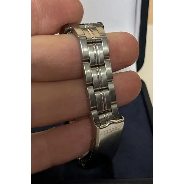 Vintage Citizen Eco Drive Ladies Wrist Watch in the Original Box For Sale - Image 6 of 11