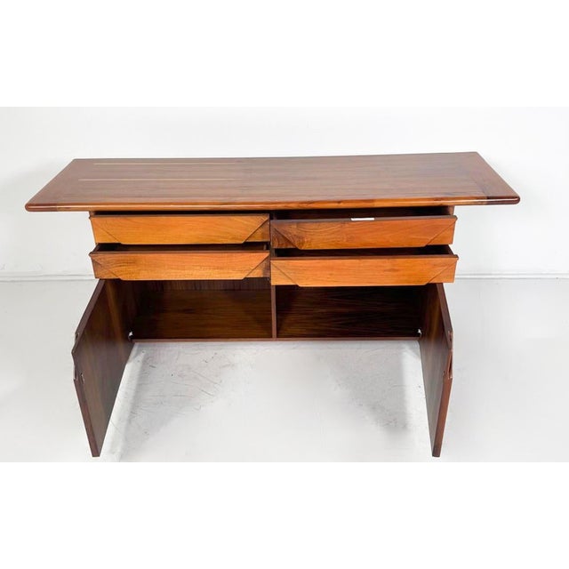 The sideboard stands out for its compact and rigorous composition, lightened by a slightly protruding line on the upper...