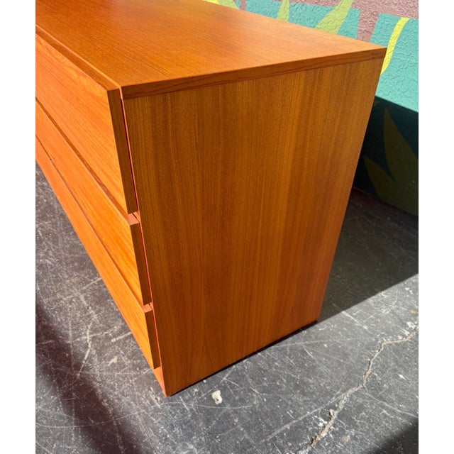 Classic, timeless design in this Danish teak sixer. Clean lines, simple execution, seamless functionality. Can blend well...