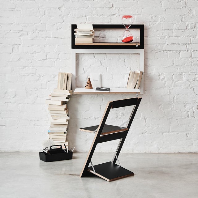 This folding chair doesn't need to hide like most of his fellows. Fläpps is a mere 20 mm flat and his beautiful art-prints...