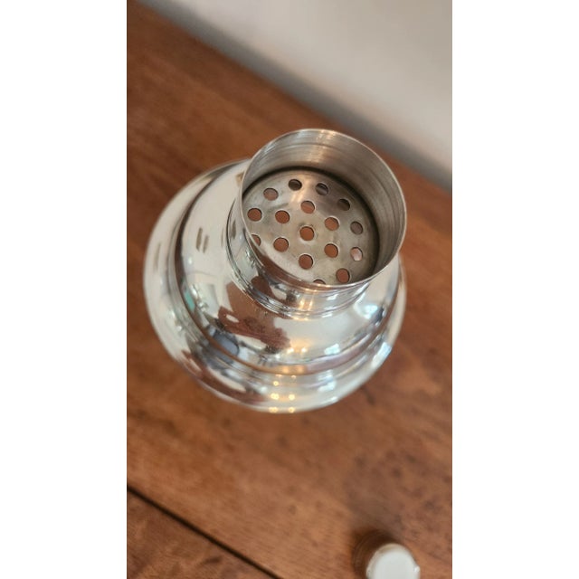 1950s Mid-Century Glass & Chrome Cocktail Shaker With Strainer, 10½″ Barware For Sale - Image 17 of 18