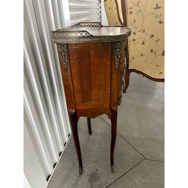 French French Louis XV Style 3-Drawer Bedside / Side Table With a Marble Top and Gallery Tray, 19th Century For Sale - Image 3 of 7