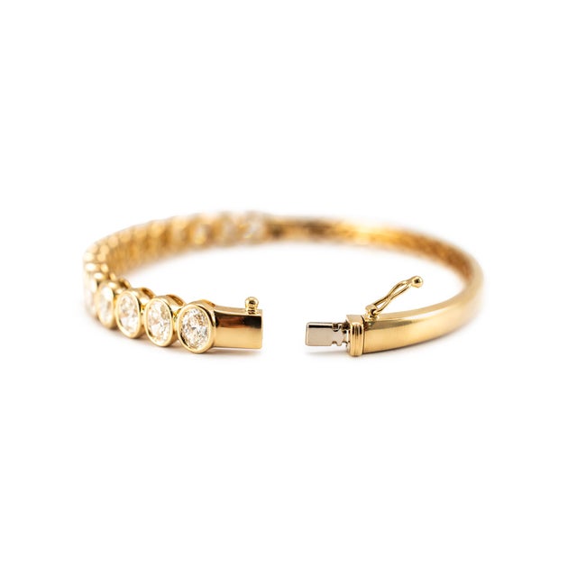 Modern 18k Yellow Gold 5.02ct Graduated Oval Bezel Diamond Hinged Bangle Bracelet For Sale - Image 3 of 8