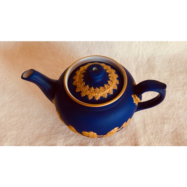 Exquisite c.1900 Dudson Bros "Dipped" Jasperware Teapot - Royal Cobalt With Hand-Applied Gold For Sale - Image 4 of 12