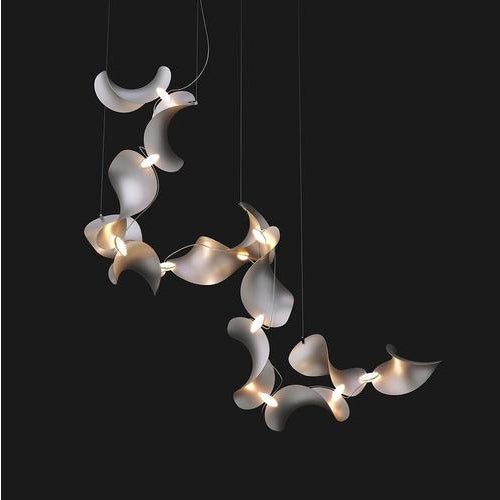 Dune 12 spiral chandelier in silver anodized aluminum by moss objects. Dimensions: w 68 x d 125 x h 130 cm. Materials:...