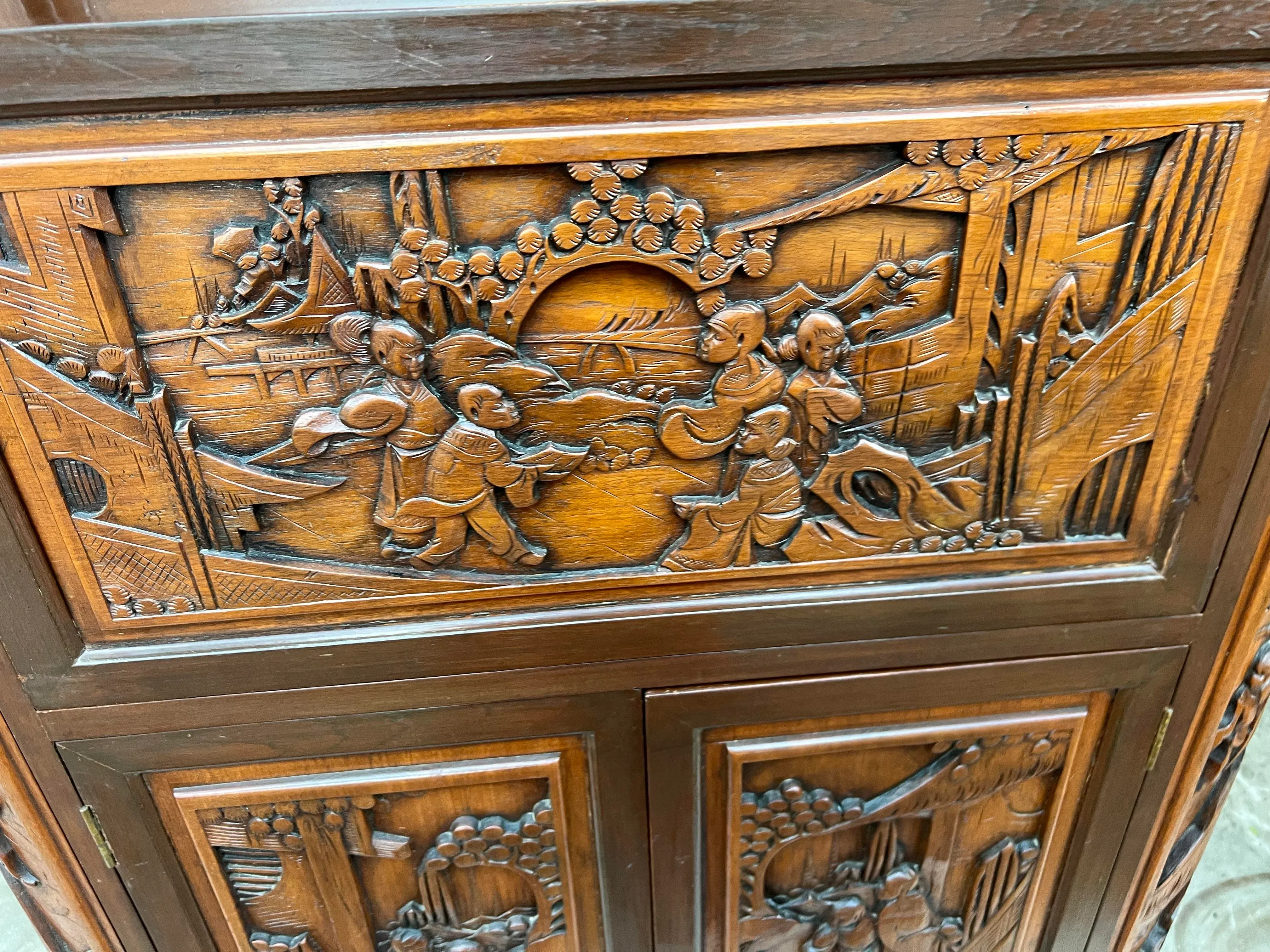 Gerry Arfiansyah品 1960s George Zee Style Mid-Century Asian Heavily Hand Carved Flip