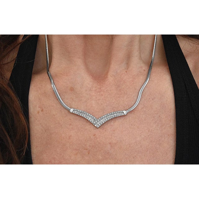 14kt White Gold and Diamond v-Shaped Herringbone Chain Necklace For Sale - Image 11 of 18