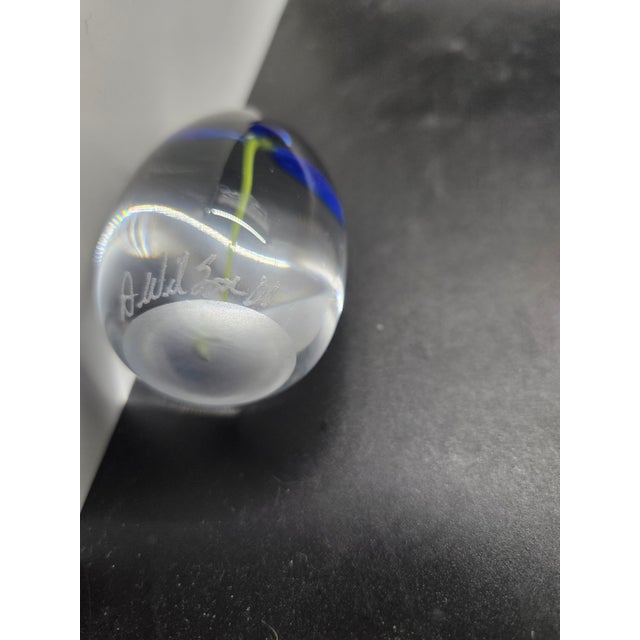 English David D. Wilson Handblown Trillium Paperweight For Sale - Image 3 of 3