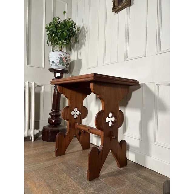 19th Century Gothic Pine Side Table, 1890s, in Good conditions. Designed 1890 to 1919