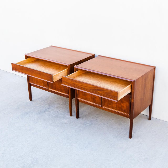 Drexel 1960s Restored Barney Flagg for Drexel “Parallel” Mid Century Walnut Nightstands For Sale - Image 4 of 12