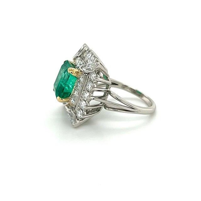 Vintage 3.31 Carat Minor Oil Colombian Emerald & Diamond Cluster Ring in Platinum Size 6 For Sale - Image 4 of 7