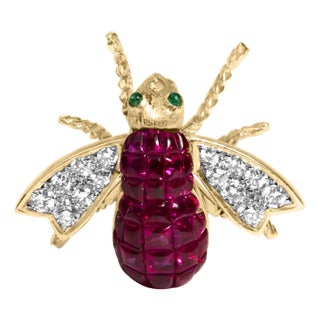 18K Yellow Gold 3/8 Cttw Diamond and 6 3/4 Cttw Red Ruby Bumblebee Brooch Pin (F-G Color, VS2-SI1 Clarity) For Sale