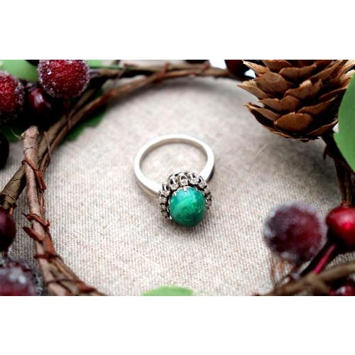 White Gold Ring with Brilliant-Cut Diamonds and Cabochon-Cut Malachite For Sale - Image 5 of 7