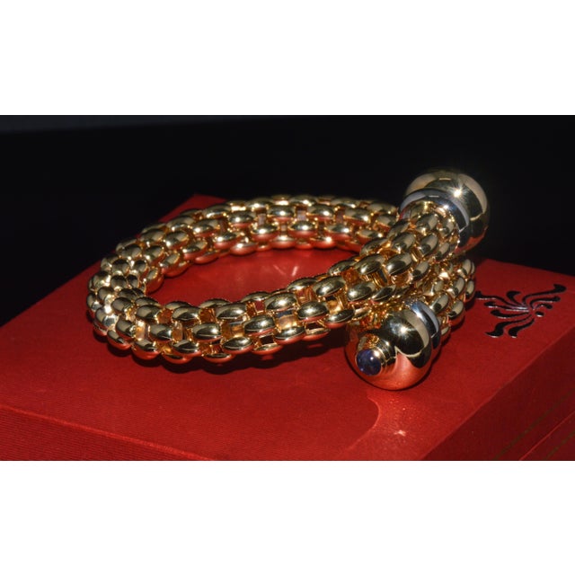 Mid-Century Modern Late 20th Century Rare Fope Flex’it Blue Sapphire Woven Wrap Bangle Bracelet in 18k Yellow & White Gold For Sale - Image 3 of 17