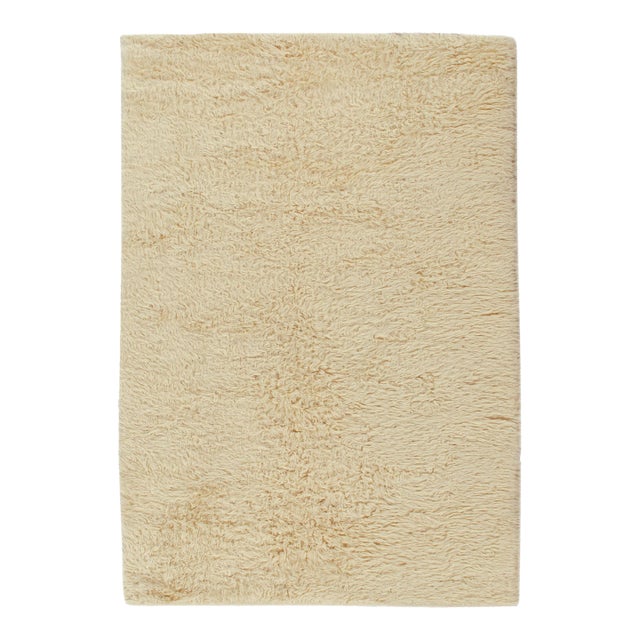 Rug & Kilim’s Moroccan Style Contemporary Rug in Solid Off-White Shag Pile For Sale