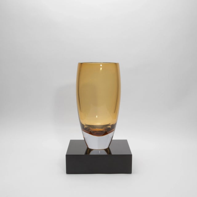 These opaque black crystal square bases, meticulously hand-crafted from the finest crystal glass, offer an exquisite...