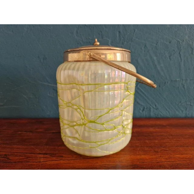 Irising biscuit box made of glass with a green thread, made around 1900.