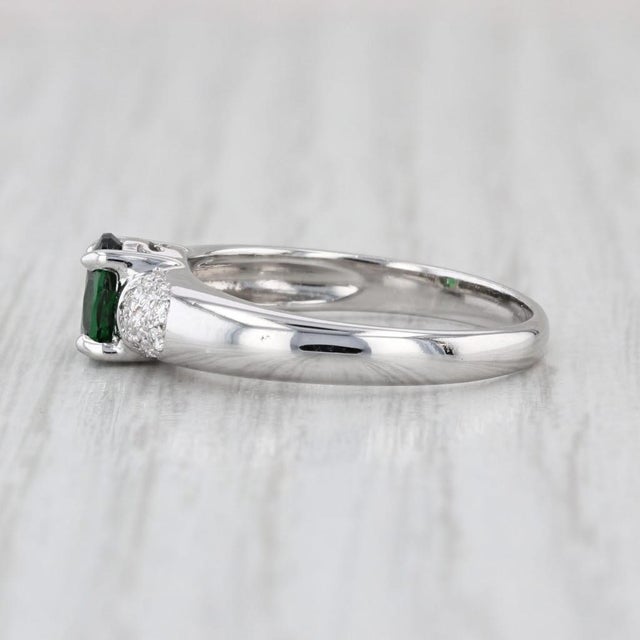 Modern 0.90ctw Green Tsavorite Garnet Diamond Ring 18k White Gold Size 6.75 For Sale - Image 3 of 8