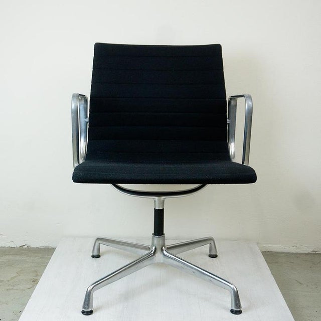 This iconic EA108 Office chair has been designed by Ray and Charles Eames in the 1960s for Herman Miller. This one was...