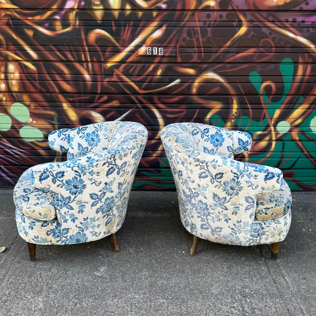 This pair of mid century floral armchairs have a nice shape and are a petite size. The fabric could use some cleaning up...