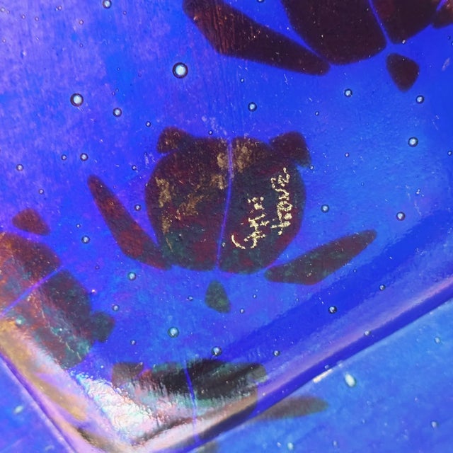 Mid 20th Century Vintage Trinket Dish Platter in Blue Glass With Gold Infused Sea-Turtles, Signed For Sale - Image 5 of 5
