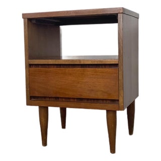 Vintage 1960s MCM Walnut Nightstand W/Drawer For Sale