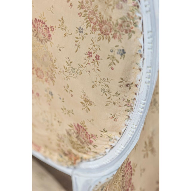 French Louis XVI Style 1900s Light Blue Canapé en Corbeille with Carved Motifs For Sale - Image 4 of 9